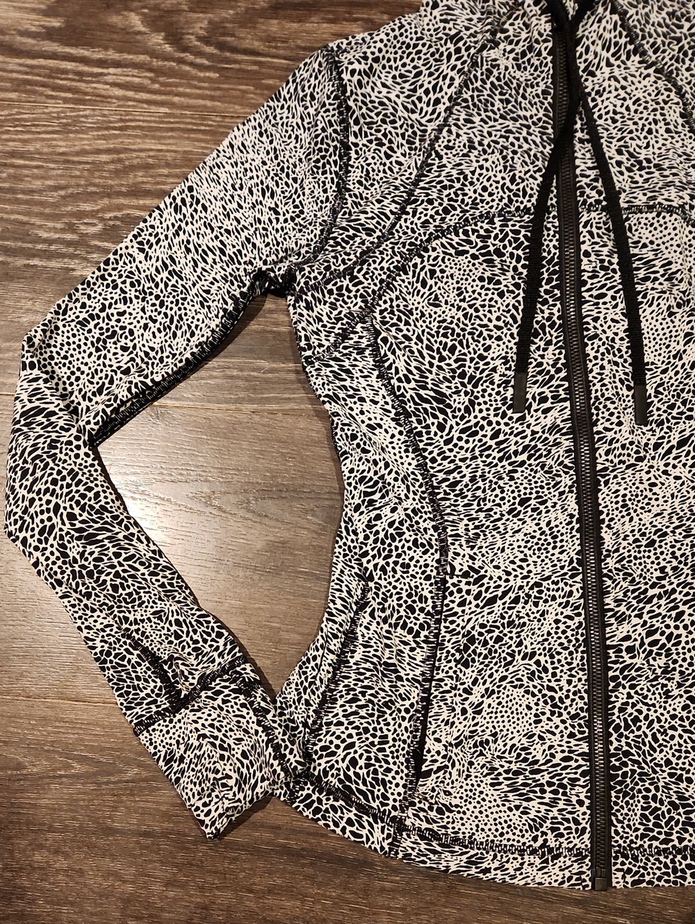â¤ď¸ LULULEMON DEFINE HOODED JACKET NULU IN POLAR SHIFT INVERSE ALPINE WHITE BLACK - Picture 5 of 14